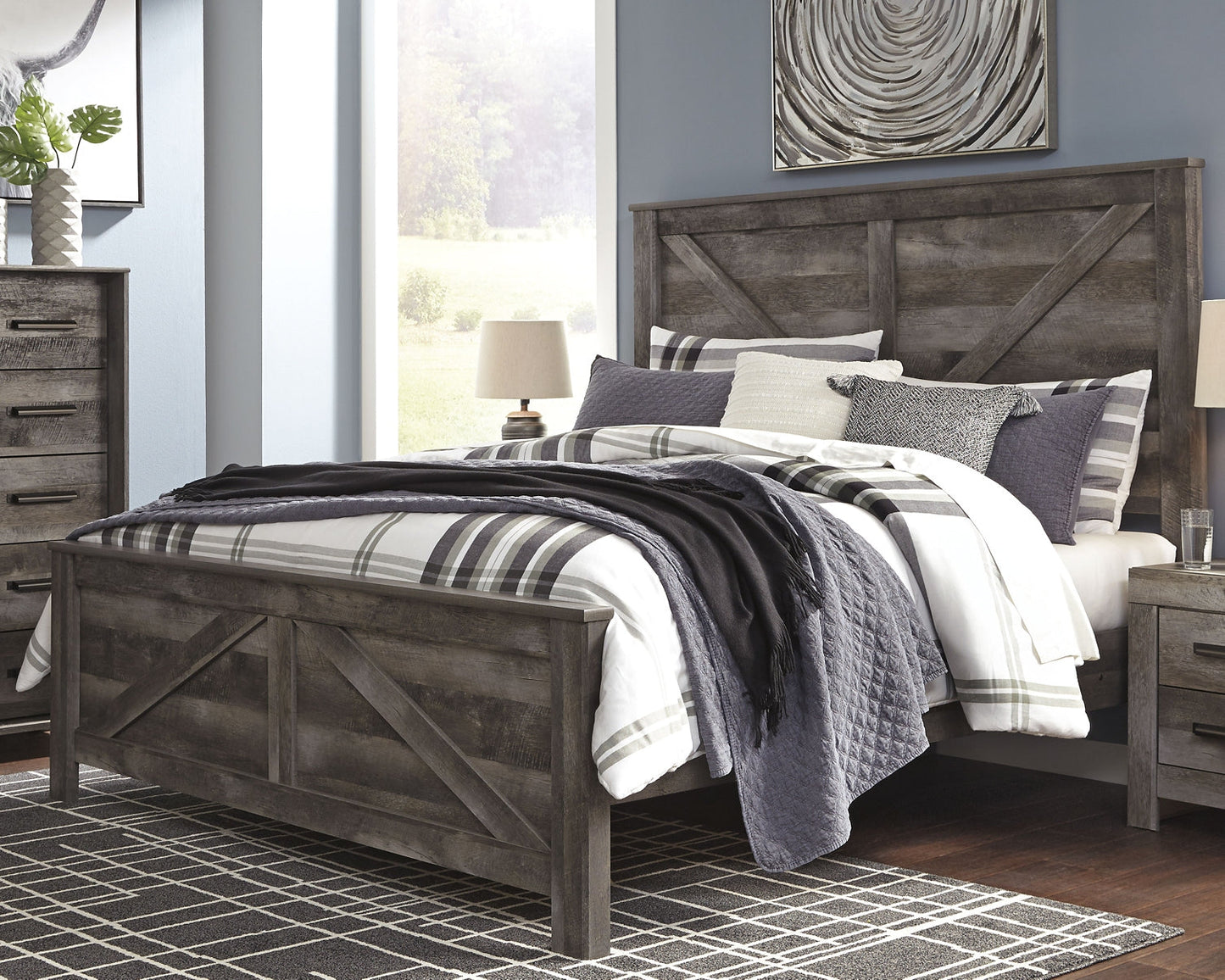 Wynnlow King Crossbuck Panel Bed with Mirrored Dresser and 2 Nightstands at Walker Mattress and Furniture Locations in Cedar Park and Belton TX.