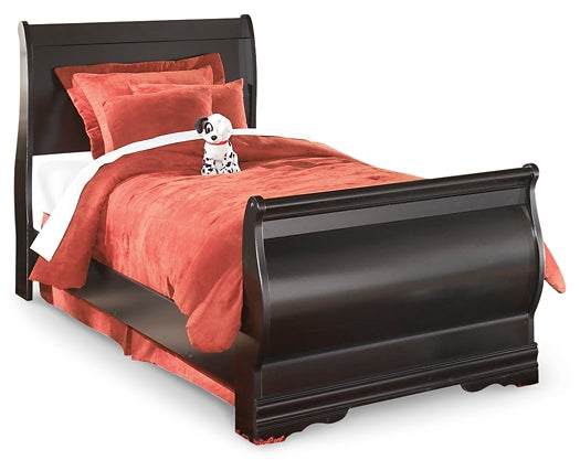 Huey Vineyard Full Sleigh Bed with Mirrored Dresser at Walker Mattress and Furniture Locations in Cedar Park and Belton TX.